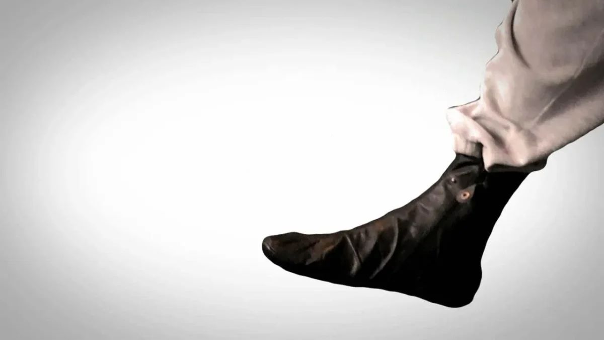 Ingin tahu cara wudhu pakai sepatu yang sah? Simak panduan rukhshoh mengusap khuf.(poto: istimewa).