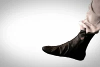 Ingin tahu cara wudhu pakai sepatu yang sah? Simak panduan rukhshoh mengusap khuf.(poto: istimewa).