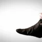 Ingin tahu cara wudhu pakai sepatu yang sah? Simak panduan rukhshoh mengusap khuf.(poto: istimewa).