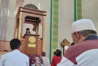 Khatib sedang membaca khutbah.( poto : istimewa)