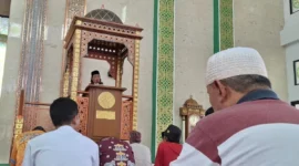 Khatib sedang membaca khutbah.( poto : istimewa)