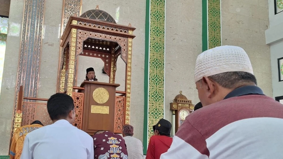 Khatib sedang membaca khutbah.( poto : istimewa)