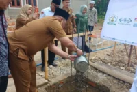 Peletakan batu pertama pembangunan Balai Pengajian Dayah Madinatuddiniyah Miftahul Jannah di Kampung Alue Ie Puteh, Kecamatan Manyak Payed, Aceh.(poto: nuonline).