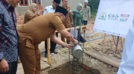 Peletakan batu pertama pembangunan Balai Pengajian Dayah Madinatuddiniyah Miftahul Jannah di Kampung Alue Ie Puteh, Kecamatan Manyak Payed, Aceh.(poto: nuonline).