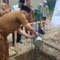 Peletakan batu pertama pembangunan Balai Pengajian Dayah Madinatuddiniyah Miftahul Jannah di Kampung Alue Ie Puteh, Kecamatan Manyak Payed, Aceh.(poto: nuonline).
