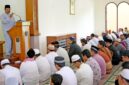 khatib sedang membaca khutbah( ilustrasi poto: fissilmi kaffah)