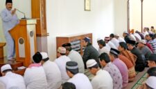 khatib sedang membaca khutbah( ilustrasi poto: fissilmi kaffah)