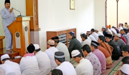 Islam melarang keras tindakan rasisme di media sosial. Simak ulasan khutbah Jumat mengenai pentingnya menjaga jemari saat berinternet.