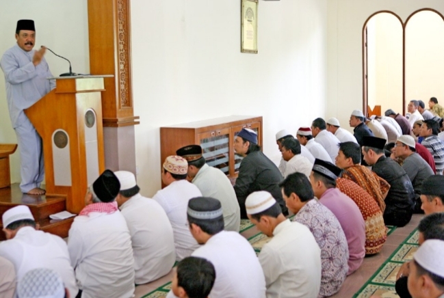 khatib sedang membaca khutbah( ilustrasi poto: fissilmi kaffah)