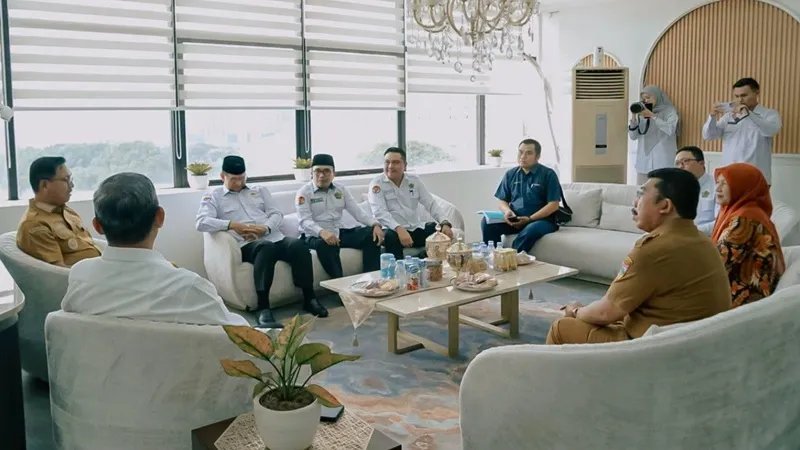 Bupati Solok Selatan H. Khairunas bersama jajaran  Pemerintah Kabupaten Solok Selatan melakukan pertemuan dengan Direktur Jenderal Pendidikan Islam Kementerian Agama, Prof. Dr. H. Suyitno, di Jakarta, Senin (29/6/2026). ( poto : sumbardayli.com)