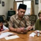 Hukum generasi sandwich dalam Islam? Simak penjelasan lengkap mengenai batasan menafkahi orang tua dan anak menurut aturan fikih.( Ilustrasi poto : nu online).