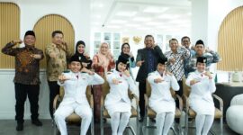 Direktur Jenderal Pendidikan Islam Amien Suyitno menyambut langsung kehadiran para pelajar berprestasi tersebut di Jakarta pada Jumat (21/8/2026).(poto: kemenag).