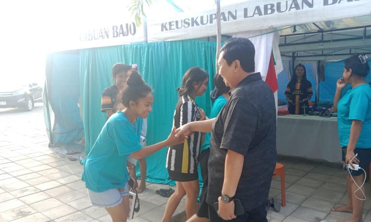 Pelaksana Tugas (Plt) Dirjen Bimas Katolik A.M. Adiyarto Sumardjono saat mengunjungi NTT.(poto: kemenag).