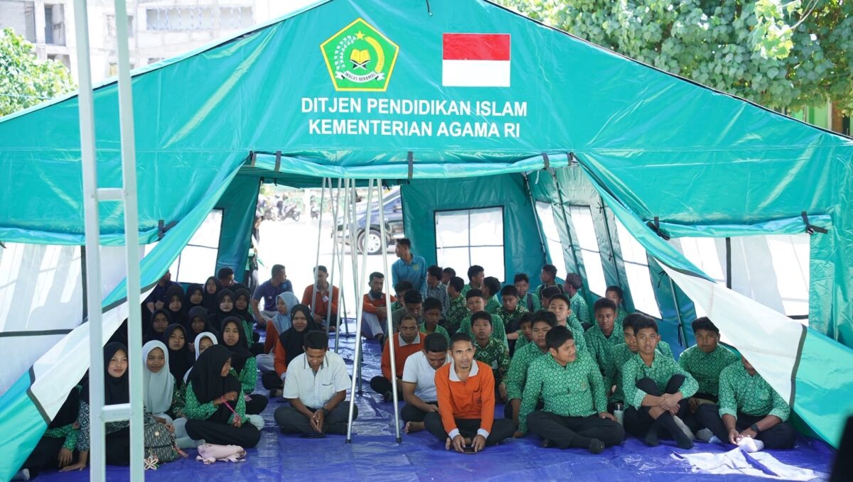Siswa berada di ruang belajar sementara (TLS) pascagempa Flores, NTT.(poto: kemenag).