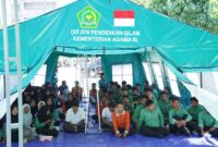 Siswa berada di ruang belajar sementara (TLS) pascagempa Flores, NTT.(poto: kemenag).