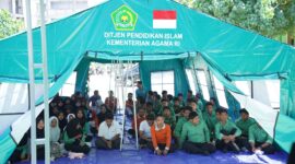 Siswa berada di ruang belajar sementara (TLS) pascagempa Flores, NTT.(poto: kemenag).