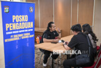 Petugas melayani korban kasus penipuan perjalanan umrah di posko pengaduan, Polda Metro Jaya, Jakarta, Selasa (2/6/2026).(poto: republika.co.id).