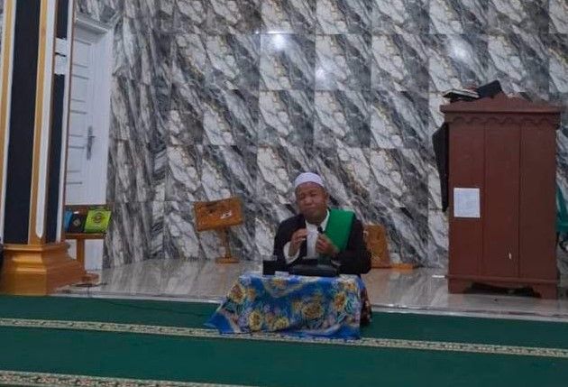 Ustadz Qodri saat menyampaikan materi kajian tentang Tazkiyatun Nafs di Pondok Pesantren Ad Dhuha, Sabtu malam (15/8/2026).(poto: jambiprima.com).