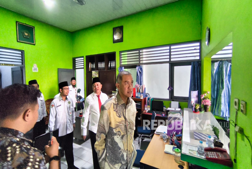 Wakil Ketua Komisi VIII DPR RI Singgih Januratmoko menemukan kondisi memprihatinkan KUA Bulu saat menggelar kunjungan kerja di Kabupaten Sukoharjo, Selasa (4/8/2026).(poto: republika).