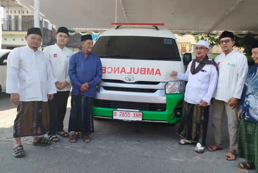 Pondok Pesantren Bahrul Ulum Tambakberas Jombang menerima bantuan wakaf ambulans muktamar nu berupa dua unit armada medis dan 1.000 mushaf Alquran pada Jumat (7/8).(poto: republika).