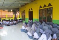 Wakasis dan Pembina Pramuka MAN 2 Tebo saat memberikan arahan kepada peserta didik dalam kegiatan pembinaan khusus anggota Pramuka, Rabu (12/8/2026).(poto: jambiprima.com).