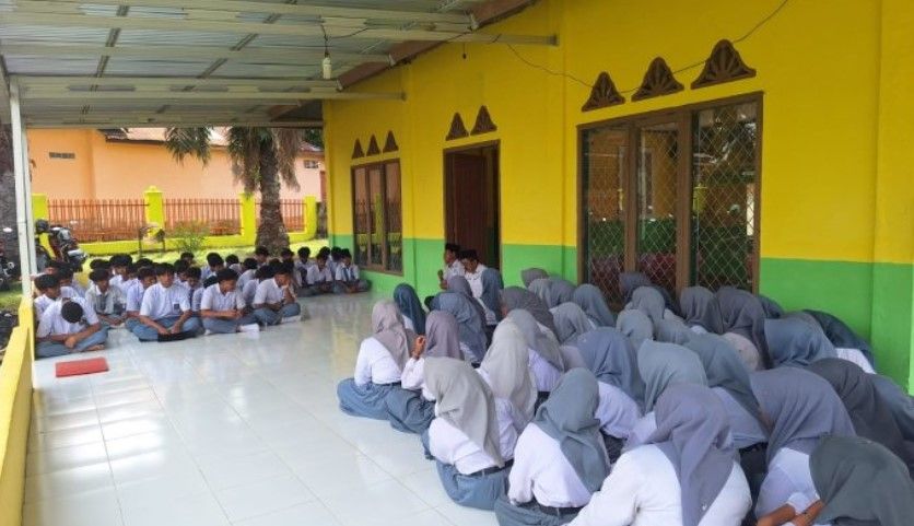 Wakasis dan Pembina Pramuka MAN 2 Tebo saat memberikan arahan kepada peserta didik dalam kegiatan pembinaan khusus anggota Pramuka, Rabu (12/8/2026).(poto: jambiprima.com).