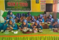 Ibu-ibu guru dan tenaga kependidikan MAN 2 Tebo menikmati makan siang bersama usai doa syukuran Grand Opening Manda Mart.(poto: oegopost.id).