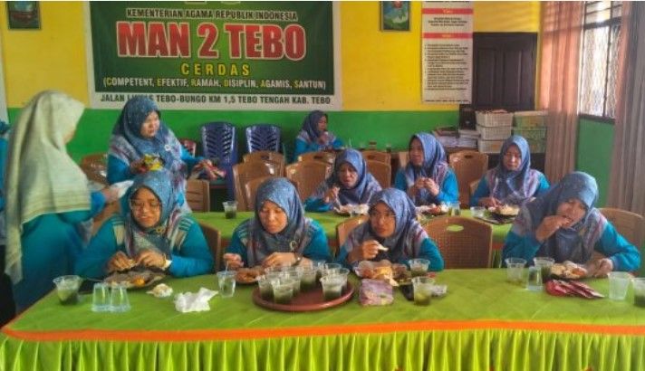Ibu-ibu guru dan tenaga kependidikan MAN 2 Tebo menikmati makan siang bersama usai doa syukuran Grand Opening Manda Mart.(poto: oegopost.id).