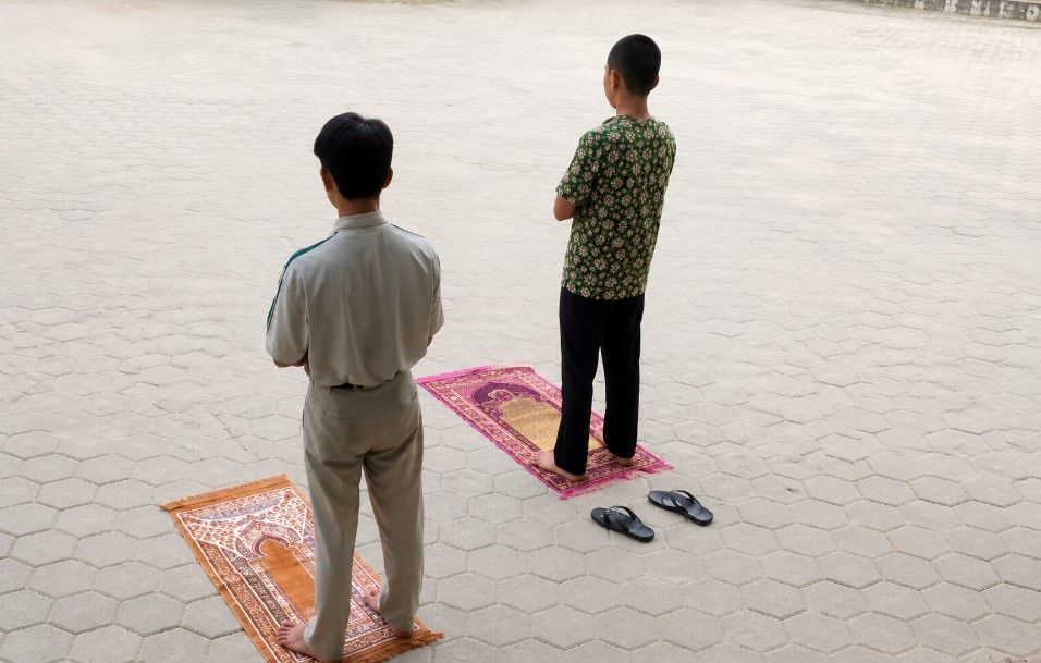 Dua santri melaksanakan sholat Dhuha di halaman pesantren sebagai bagian dari pembinaan kedisiplinan dan hukuman.(poto: jambiprima.com).