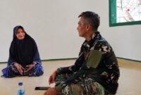 Guru mengaji Ibu Yusna menyampaikan rasa syukur usai rehabilitasi Langgar Al-Hikmah oleh Satgas TMMD Ke-129 Kodim 0416/Bute di Desa Tanjung Agung.(poto: jambiprima.com).