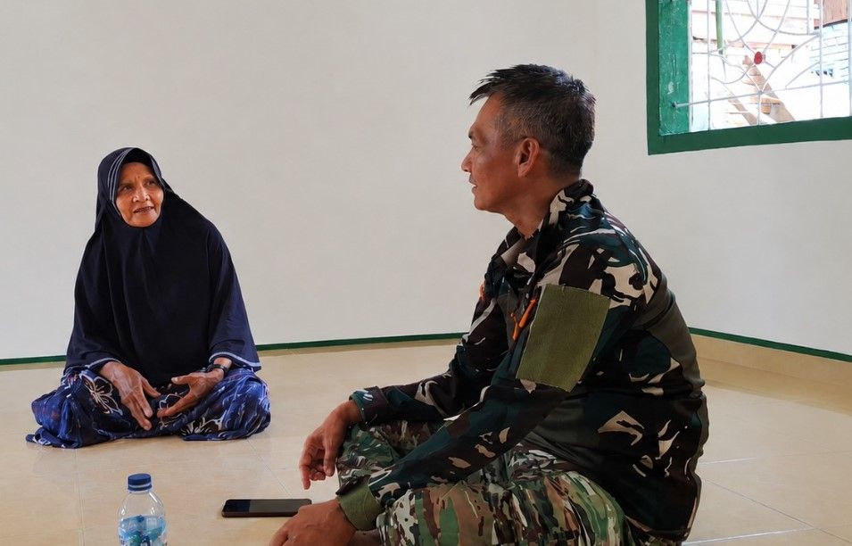 Guru mengaji Ibu Yusna menyampaikan rasa syukur usai rehabilitasi Langgar Al-Hikmah oleh Satgas TMMD Ke-129 Kodim 0416/Bute di Desa Tanjung Agung.(poto: jambiprima.com).