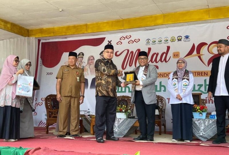 Prof. Kasful Anwar menerima plakat usai menjadi narasumber Seminar Nasional Milad ke-49 Ponpes Diniyyah Al Azhar Jambi.(poto: oegopost.id).