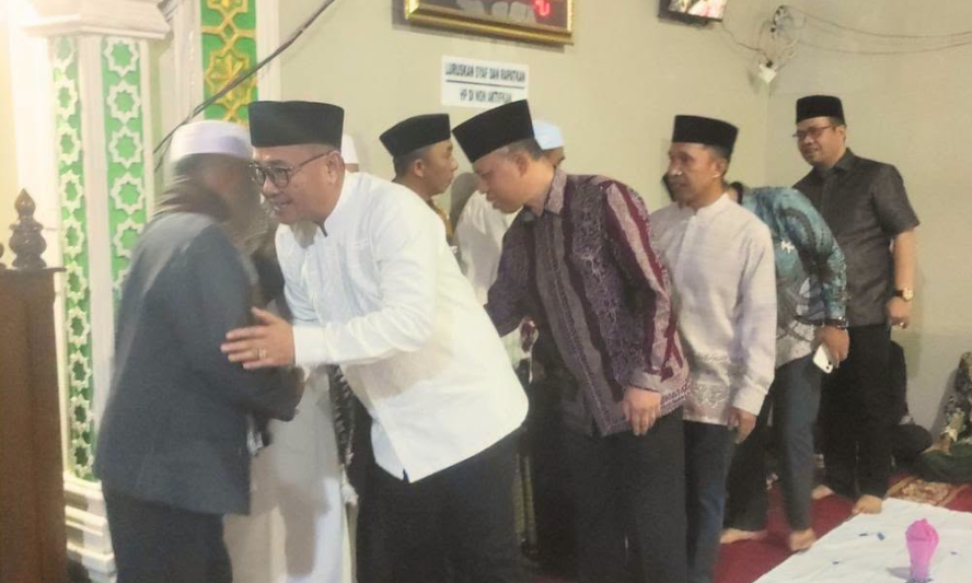 Wali Kota Sungai Penuh Alfin SH menghadiri acara Maulid Nabi Kota Sungai Penuh 1448 Hijriah di Masjid Baitul Naim, Desa Kumun Mudik, Sabtu (29/8).(poto: istimewa).