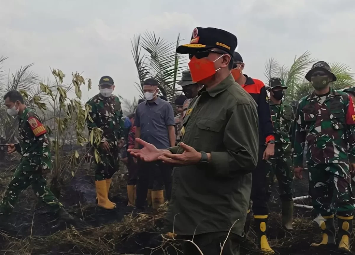 Gubernur Jambi Al Haris mengajak warga Salat Istisqa untuk atasi kebakaran lahan gambut Muaro Jambi.(poto: oegopost.id).
