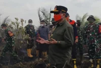 Gubernur Jambi Al Haris mengajak warga Salat Istisqa untuk atasi kebakaran lahan gambut Muaro Jambi.(poto: oegopost.id).