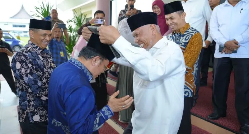 Gubernur Sumatera Barat, Mahyeldi Ansharullah, menyambut langsung Sekretaris Jenderal Kementerian Agama, Kamaruddin Amin, pada Jumat (21/8/2026).(poto: padangkita.com).