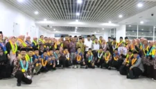 Wakil Gubernur Sumatera Barat (Sumbar) Vasko Ruseimy dan kafilah Korpri Sumbar di Bandara Internasional Minangkabau (BIM).(poto: padangkita.com).