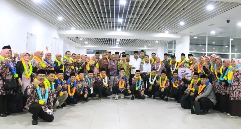 Wakil Gubernur Sumatera Barat (Sumbar) Vasko Ruseimy dan kafilah Korpri Sumbar di Bandara Internasional Minangkabau (BIM).(poto: padangkita.com).