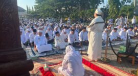 Kepala Badan Pengelola Masjid Raya Sabilal Muhtadin Banjarmasin, Muhammad Tambrin saat menyampaikan tata cara pelaksanaan shalat istisqa di halaman Masjid Raya Sabilal Muhtadin.(poto: klikkalsel.com).
