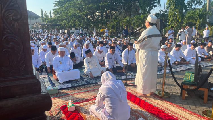 Kepala Badan Pengelola Masjid Raya Sabilal Muhtadin Banjarmasin, Muhammad Tambrin saat menyampaikan tata cara pelaksanaan shalat istisqa di halaman Masjid Raya Sabilal Muhtadin.(poto: klikkalsel.com).