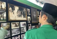 Ribuan peziarah terus berdatangan melintasi gapura kompleks Makam KH Wahab Chasbullah di tengah kemeriahan Muktamar Ke-35 Nahdlatul Ulama.(poto: islami.co).