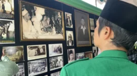 Ribuan peziarah terus berdatangan melintasi gapura kompleks Makam KH Wahab Chasbullah di tengah kemeriahan Muktamar Ke-35 Nahdlatul Ulama.(poto: islami.co).