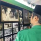Ribuan peziarah terus berdatangan melintasi gapura kompleks Makam KH Wahab Chasbullah di tengah kemeriahan Muktamar Ke-35 Nahdlatul Ulama.(poto: islami.co).