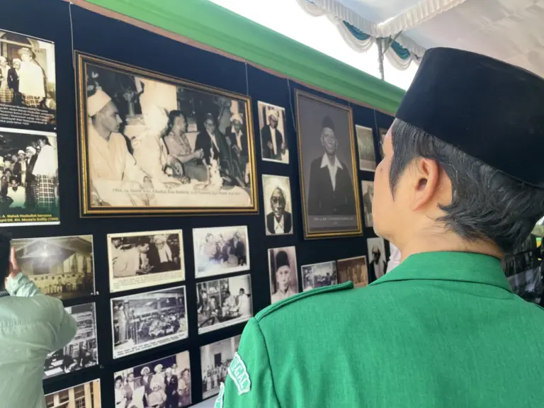 Ribuan peziarah terus berdatangan melintasi gapura kompleks Makam KH Wahab Chasbullah di tengah kemeriahan Muktamar Ke-35 Nahdlatul Ulama.(poto: islami.co).