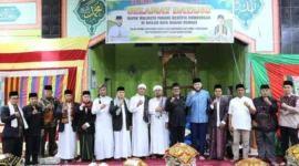 Wali Kota Padang Fadly Amran memimpin langsung prosesi pengukuhan tersebut di Masjid Raya Nagari Bungus, Kecamatan Bungus Teluk Kabung, Senin (24/8/2026).(poto: seriusnews.id).