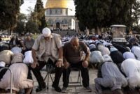 Puluhan ribu warga Palestina menembus pembatasan ketat pasukan Israel demi melaksanakan salat Jumat di kompleks suci Masjid Al-Aqsha Yerusalem.(poto: suaraislam.id).