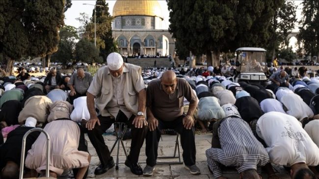 Puluhan ribu warga Palestina menembus pembatasan ketat pasukan Israel demi melaksanakan salat Jumat di kompleks suci Masjid Al-Aqsha Yerusalem.(poto: suaraislam.id).