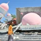 Warga berjalan di dekat bangunan Masjid Al-Istiqomah Ronting yang rusak akibat gempa bumi di Kabupaten Manggarai Timur, Nusa Tenggara Timur (NTT), Selasa (18/8/2026).(poto: istimewa).