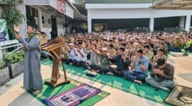 Ratusan siswa-siswi sekolah Muhammadiyah di bawah Pimpinan Cabang Muhammadiyah (PCM) Banjarmasin 4 melaksanakan salat Istisqa memohon hujan di lapangan Masjid Al Jihad Banjarmasin pada Jumat (21/8).(poto: suaramuhamadiyah.id).