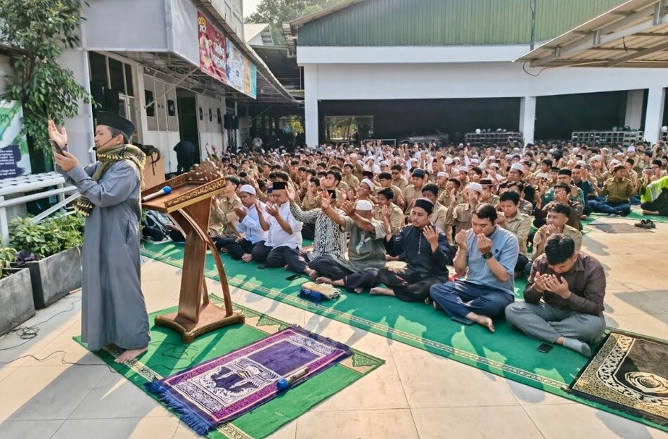 Ratusan siswa-siswi sekolah Muhammadiyah di bawah Pimpinan Cabang Muhammadiyah (PCM) Banjarmasin 4 melaksanakan salat Istisqa memohon hujan di lapangan Masjid Al Jihad Banjarmasin pada Jumat (21/8).(poto: suaramuhamadiyah.id).